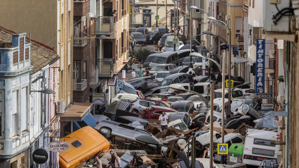 Decenas de vehículos apilados en una calle de Sedaví tras ser arrastrados por la corriente durante la dana el pasado 29 de octubre.