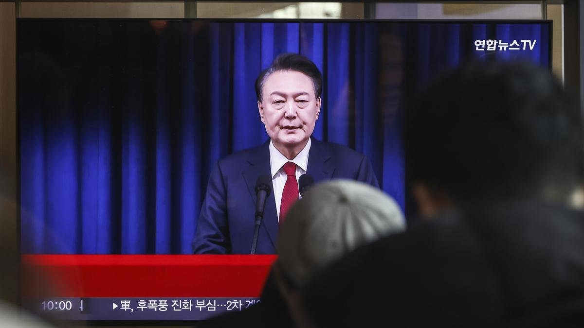 Una pantalla de televisión muestra una transmisión en vivo del presidente de Corea del Sur, Yoon Suk Yeol, dirigiéndose a la nación.