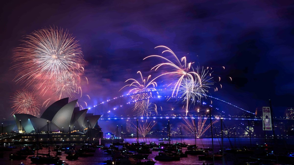 Fuegos artificiales en la bahía de Sydney (Australia), uno de los primeros lugares del mundo en dar la bienvenida a 2025.