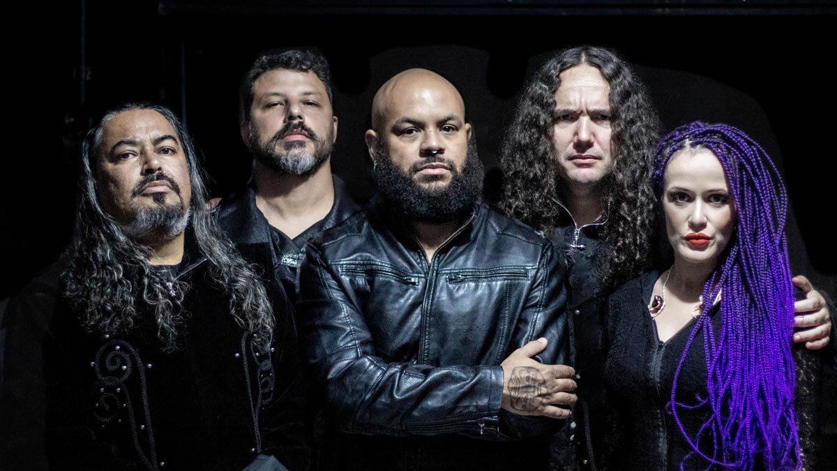 Los instrumentistas de la banda brasileña Paradise in Flames y la vocalista Nienna (derecha).