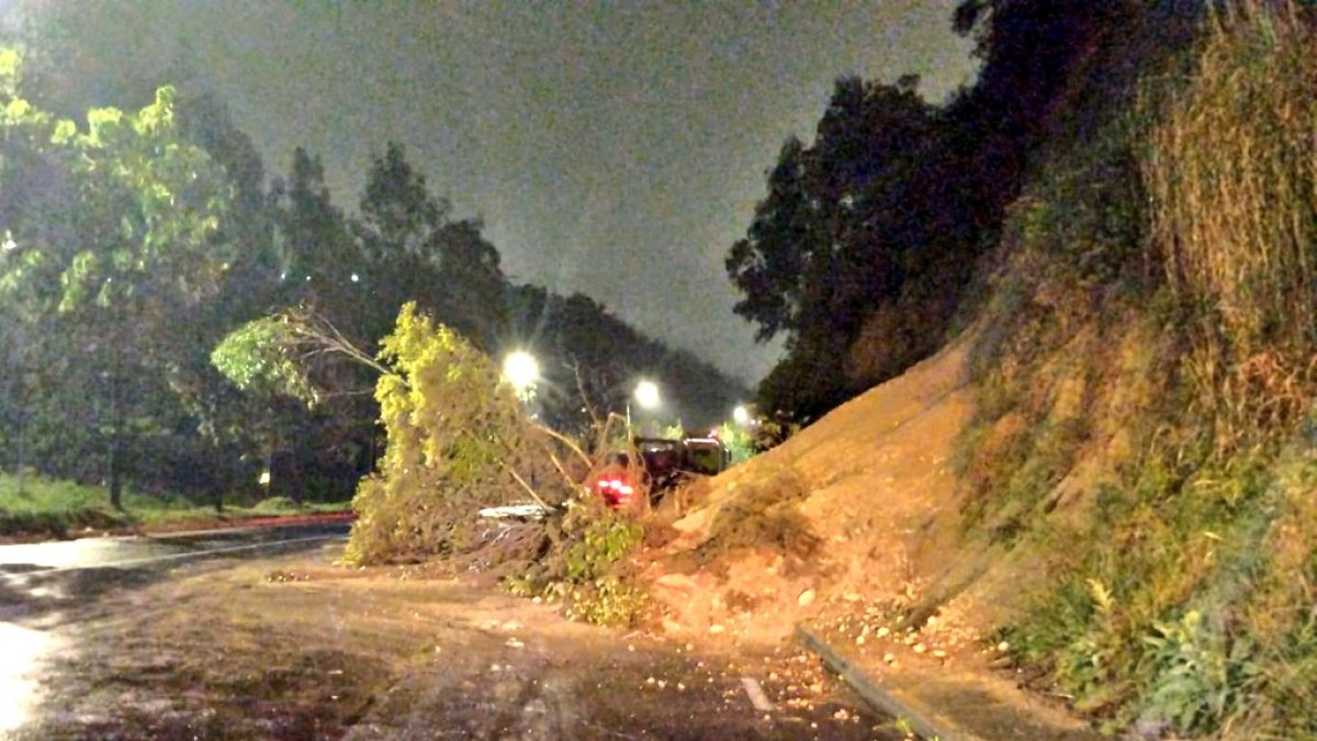 Deslizamiento de tierra en la Av. Simón Bolívar entre Zámbiza y el redondel de Gualo en sentido norte-sur.