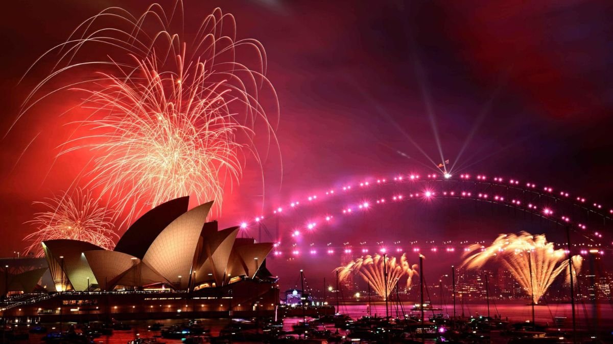 Los fuegos artificiales iluminan el cielo sobre la Ópera de Sídney.