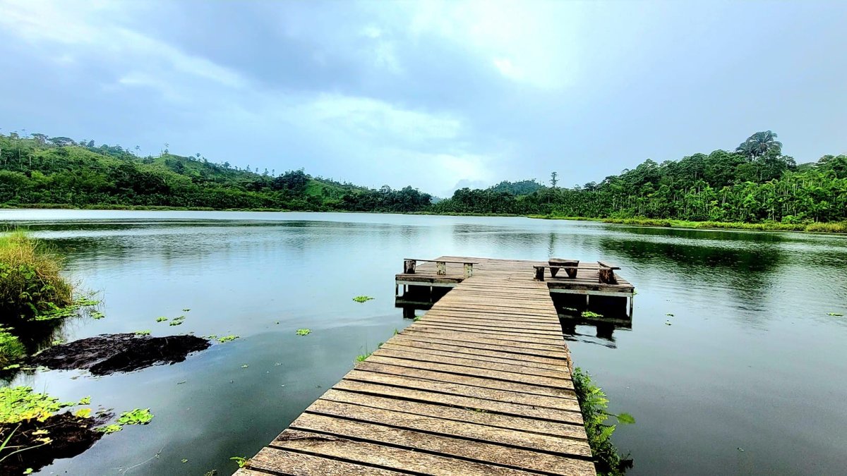 La Laguna de Cube no solo es un destino turístico; es un ecosistema vital.