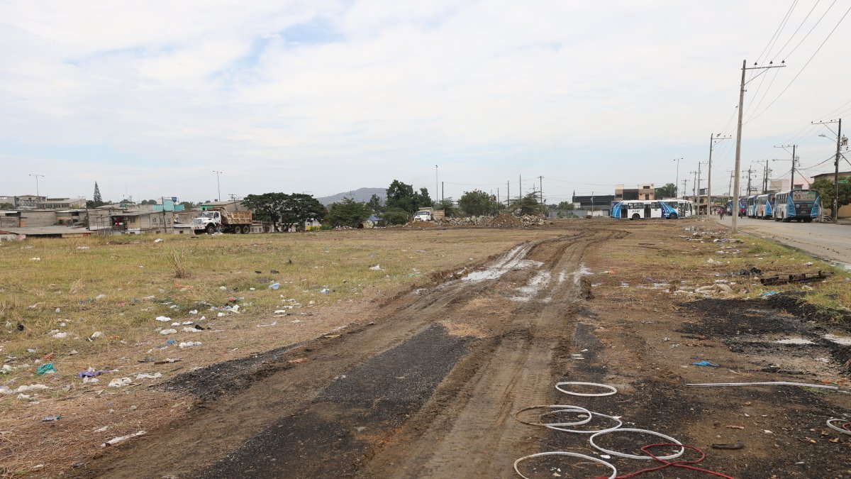 Este es el terreno baldío en el que dos arquitectas plantean construir un gran pulmón verde.