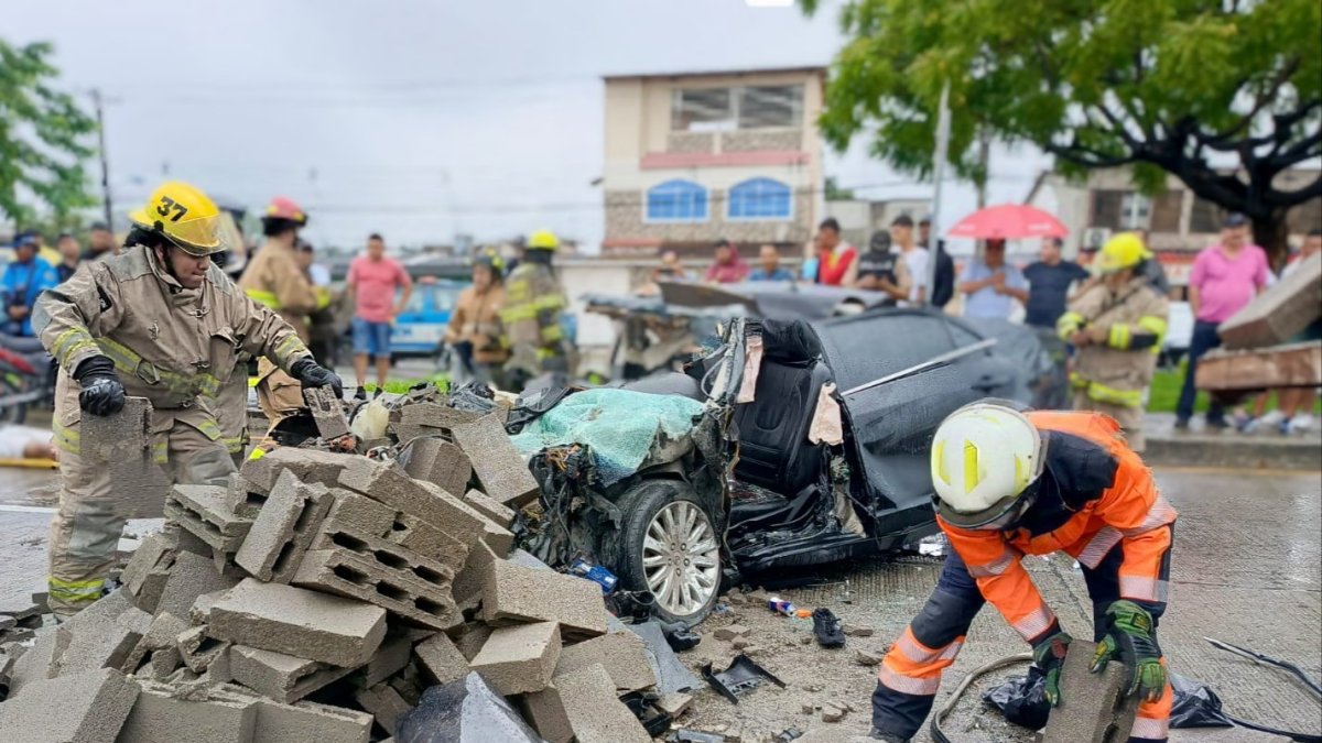 Los bloques de cementos quedaron en la vía