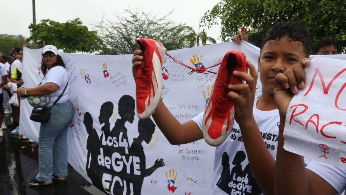 Familiares de niños desaparecidos en Guayaquil permanecen en los alrededores del complejo judicial.