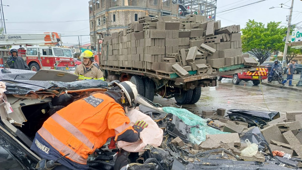 Dos personas quedaron atrapadas en el vehículo liviano