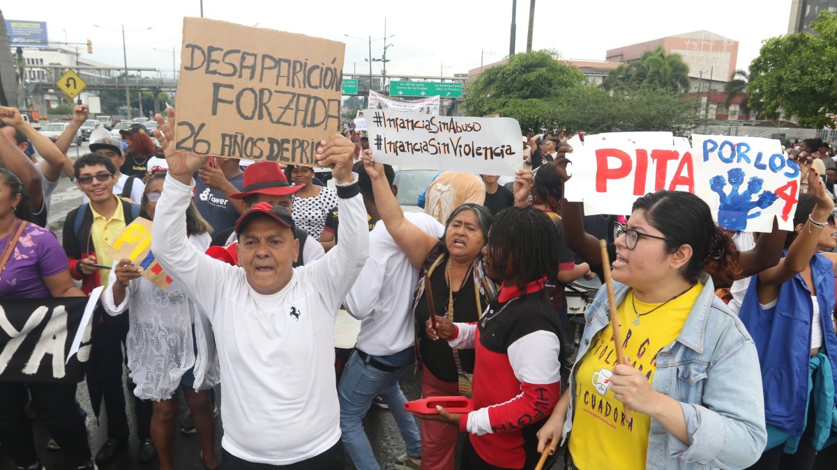 Familiares de los menores desaparecidos en los alrededores del Complejo Judicial.