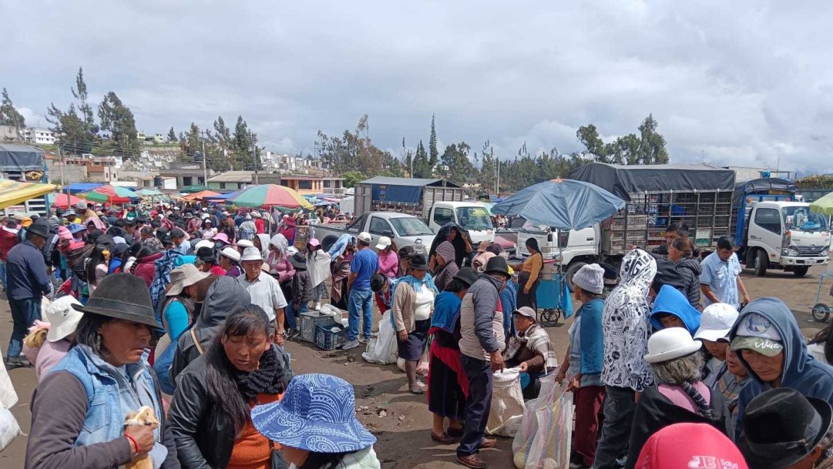 Venta. La actividad comercial se lleva a cabo en un terreno baldío.