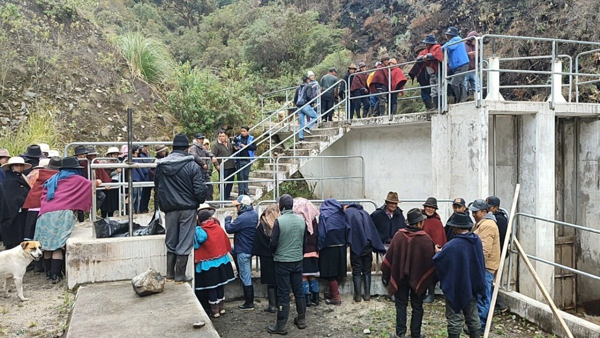 Denuncia. Diferentes comunidades llevaron a cabo un plantón para denunciar que la planta de agua potable sigue sin suministrar de agua a los residentes.