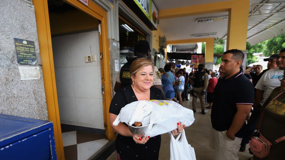 Cena. Desde temprano los clientes salieron a comprar una pierna de cerdo para celebrar el fin del 2024 y la llegada del 2025.