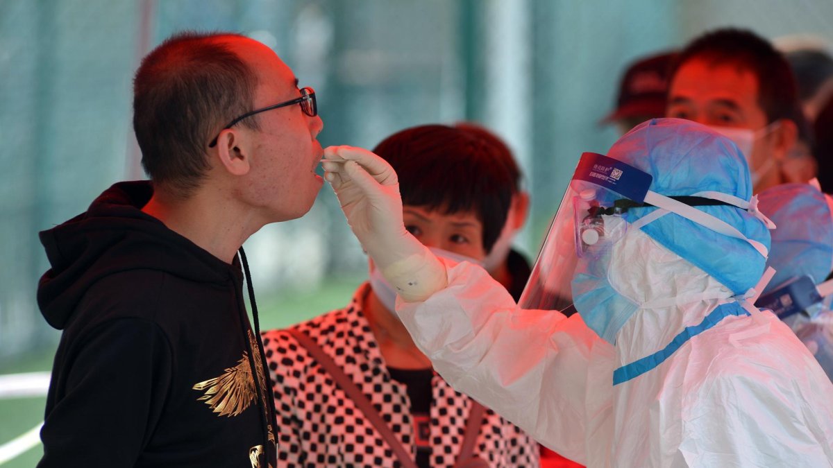 OMS cataloga en observación la nueva variante de COVID-19 ante el aumento de casos.