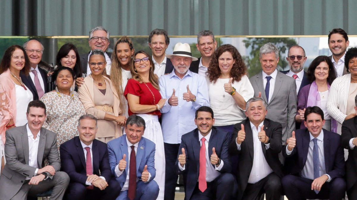 El presidente Lula da Silva, posa para una fotografía con la primera dama, Rosangela