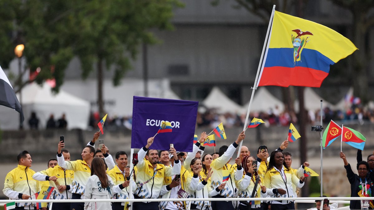 La delegación ecuatoriana en el desfile de inauguración en París 2024