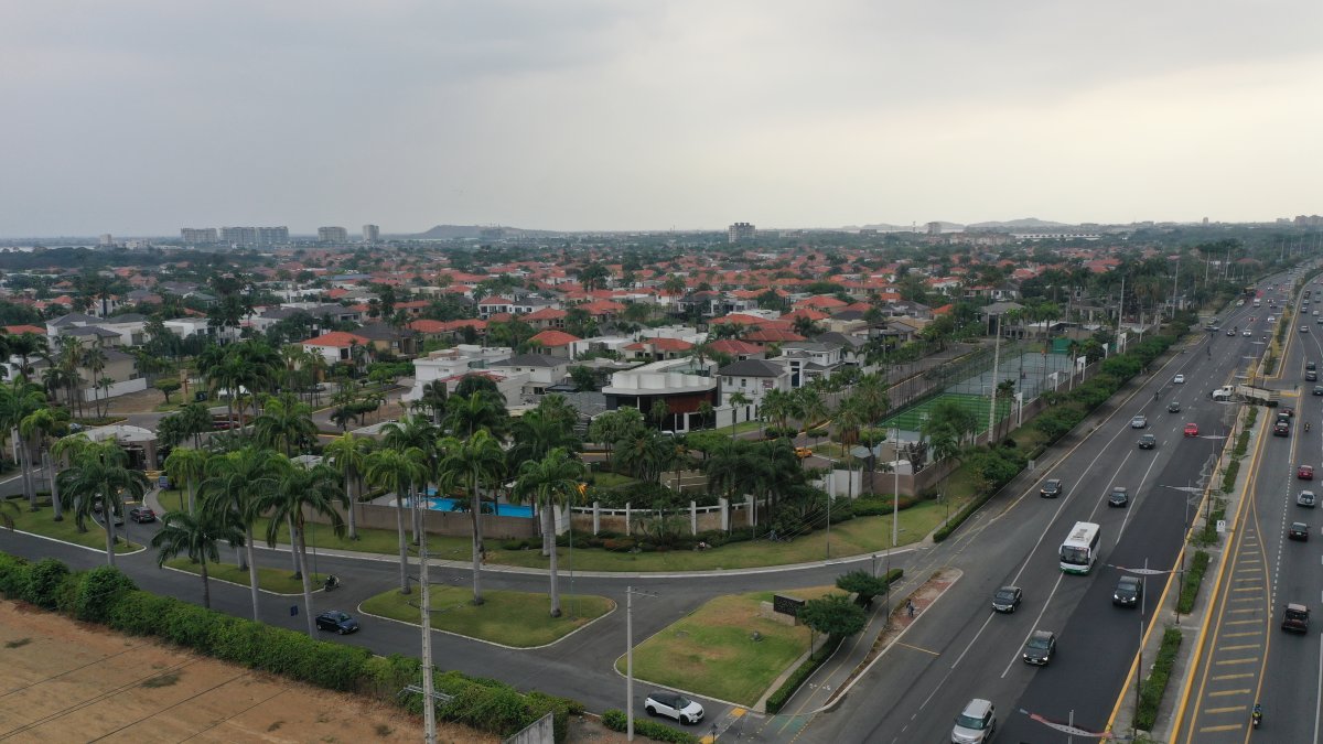 Panorama. A lo largo de la avenida Samborondón se divisan decenas de urbanizaciones. Algunas zonas continúan expandiéndose.