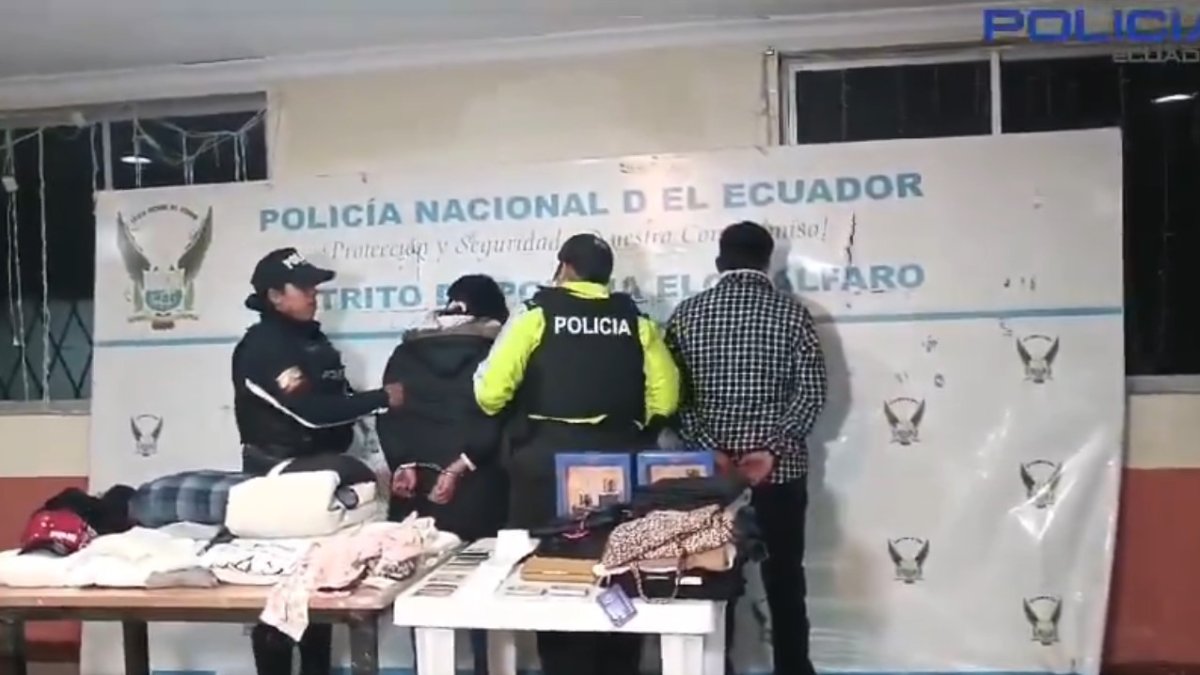 La pareja sospechosa tenía ropa, zapatos y juguetes, que había comprado con las tarjetas de crédito robadas.
