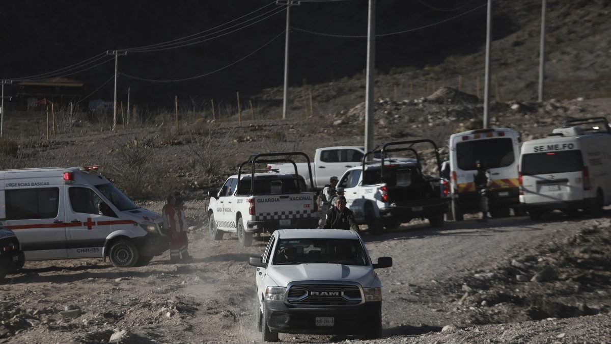 Agentes de la Guardia Nacional, policía estatal y peritos investigan la zona donde fue encontrado el cuerpo de un agente del Instituto Nacional de Migración de México, en Ciudad Juárez (México).