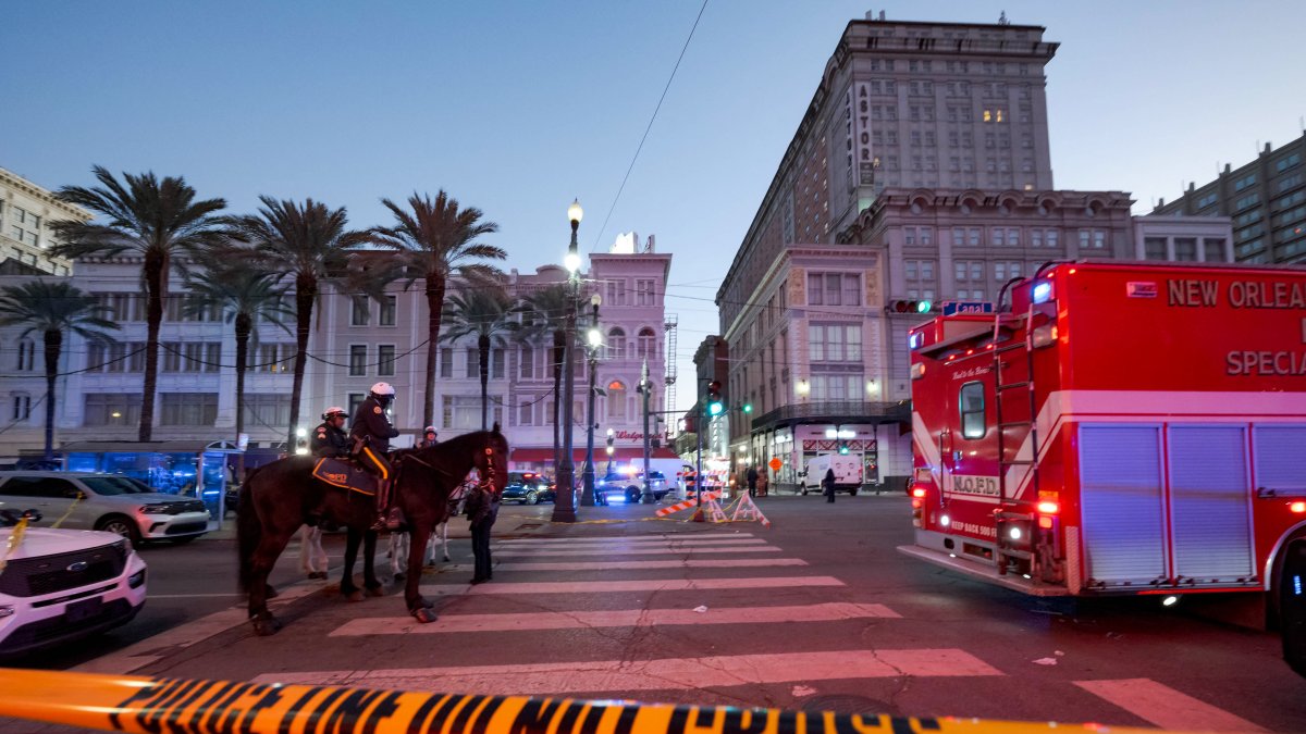 La policía acordonó la intersección de Canal Street y Bourbon Street en el Barrio Francés de Nueva Orleans.