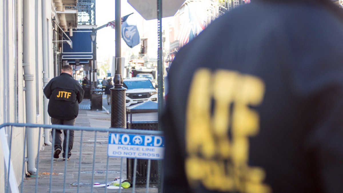 La policía responde en el Barrio Francés después de que un coche arrollara a una multitud en Nueva Orleans, Luisiana, EE.UU., el 01 de enero de 2025.