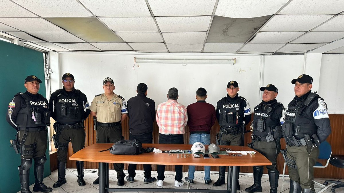 Dos de los tres sospechosos del suceso fueron llevados a la audiencia en la Unidad Judicial de La Mariscal, en el centro norte capitalino.