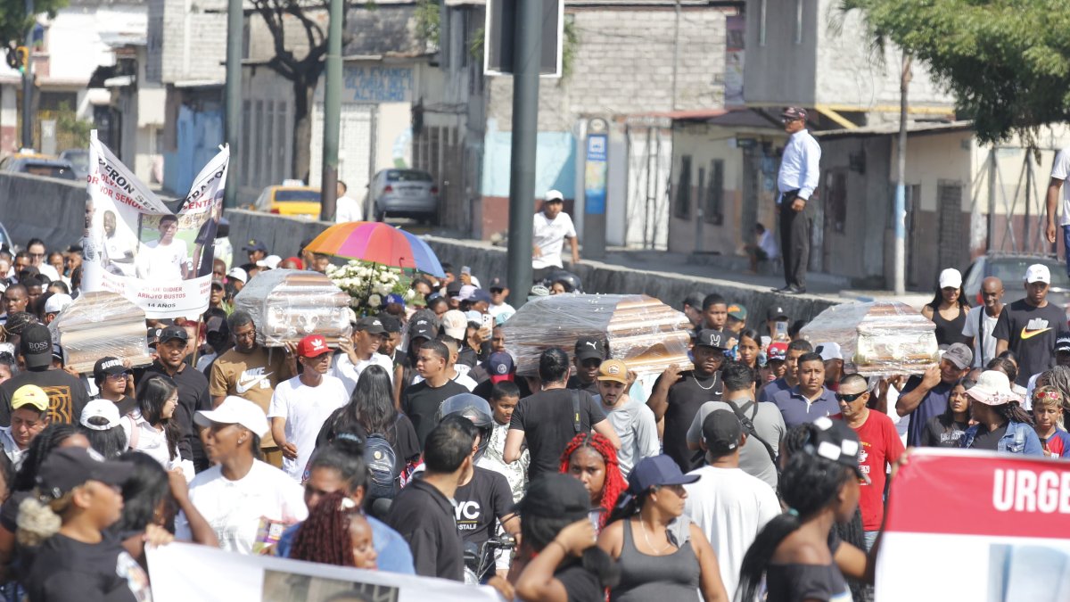 Familiares y amigos despidieron a los cuatro menores de edad.