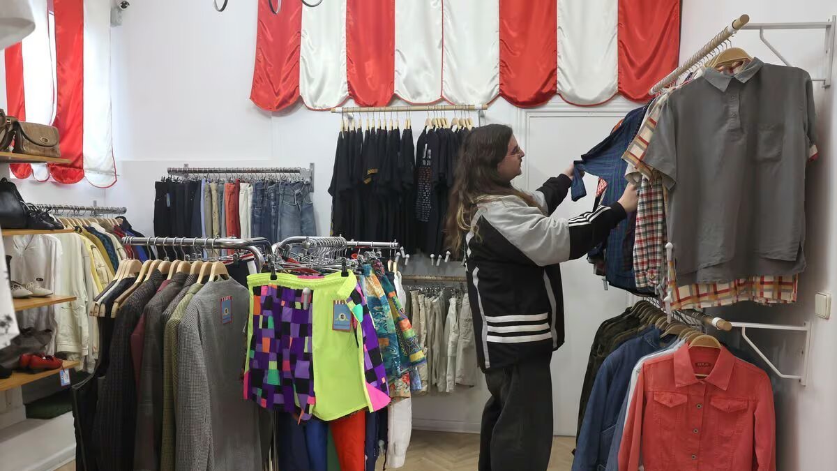 Negocio. Una tienda de ropa usada en España.