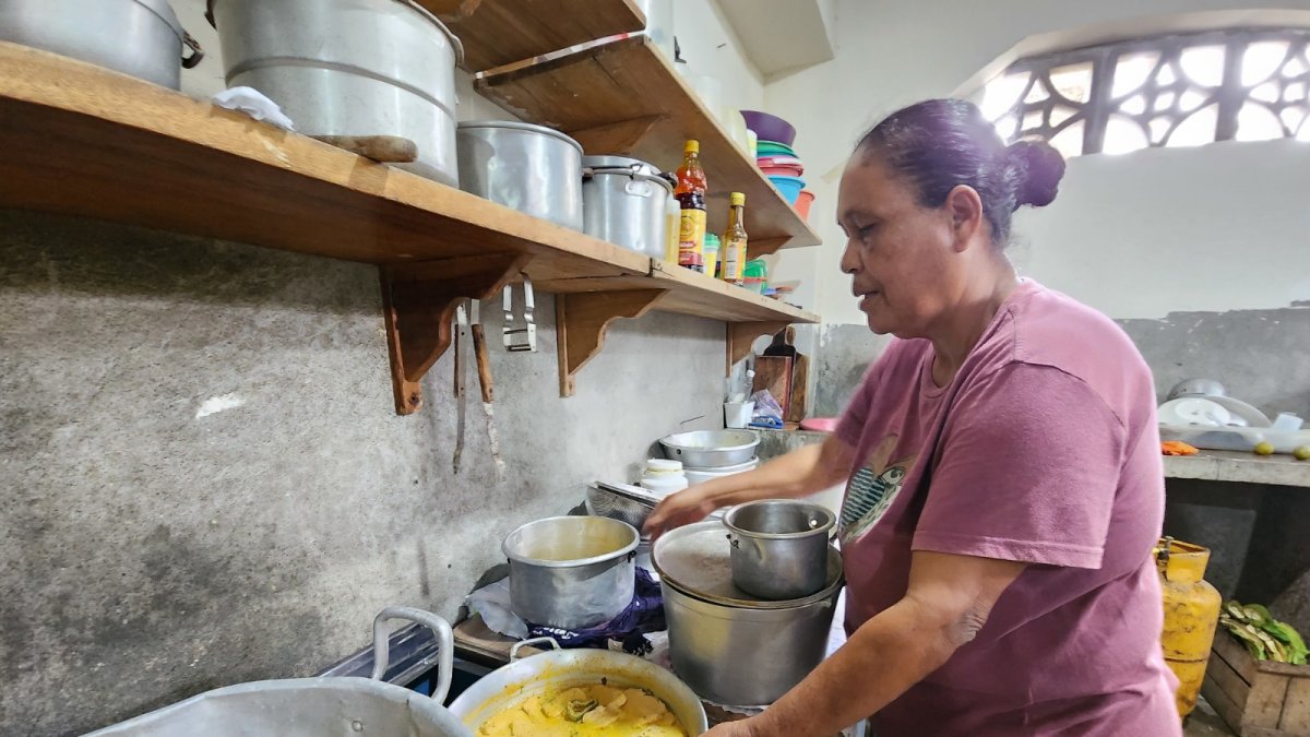 Acto. Preparar encocado se convierte en el sustento familiar
