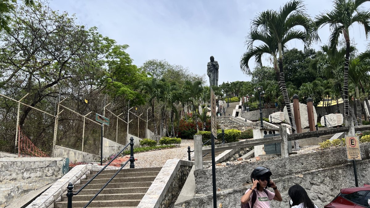 Miradores. La vista panorámica que goza el cerro del Carmen es uno de los atractivos de este sitio. Para llegar a lo más alto, el turista debe subir 164 escalinatas; no hay otra forma de hacerlo.