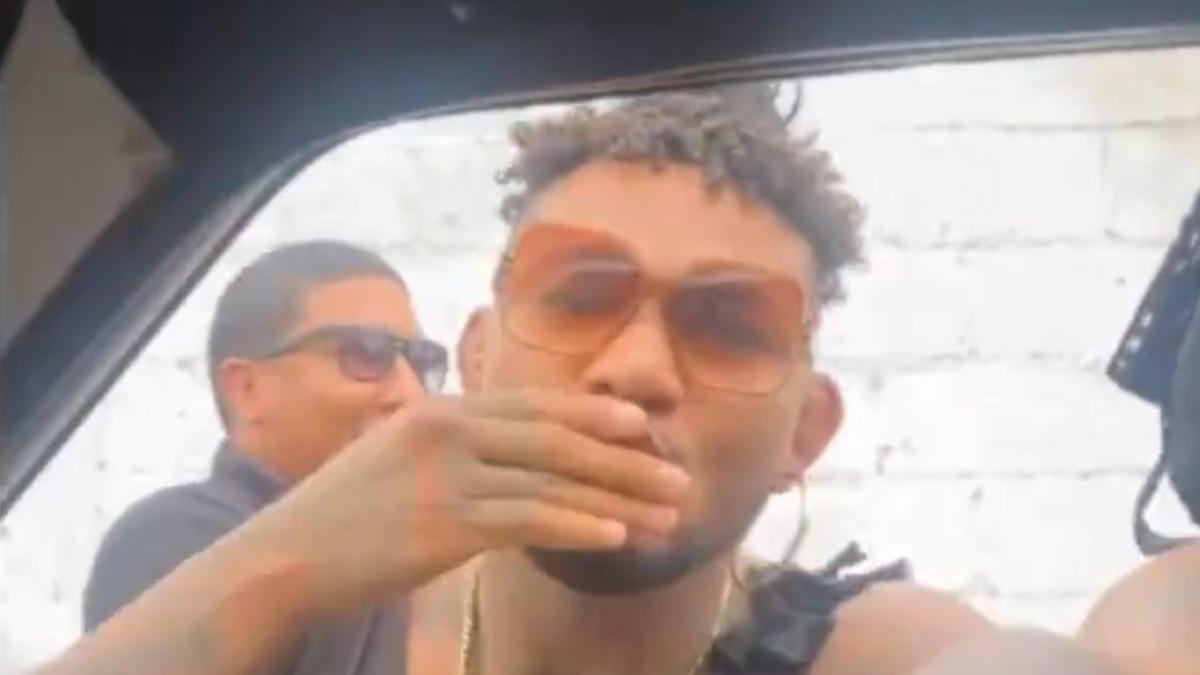 Michael Morales disfrazado de viuda.