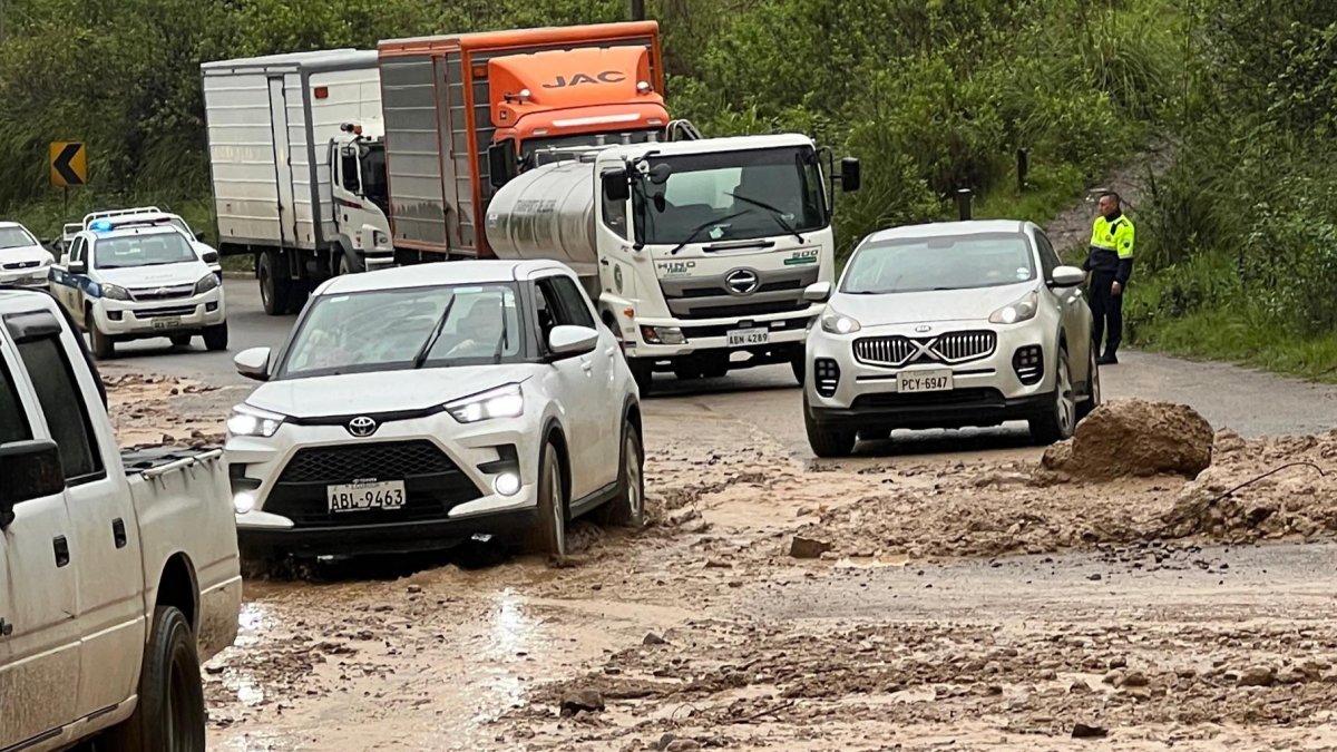 En la vía Cuenca- Girón- Pasaje se registran varios deslizamientos que complican el tránsito.