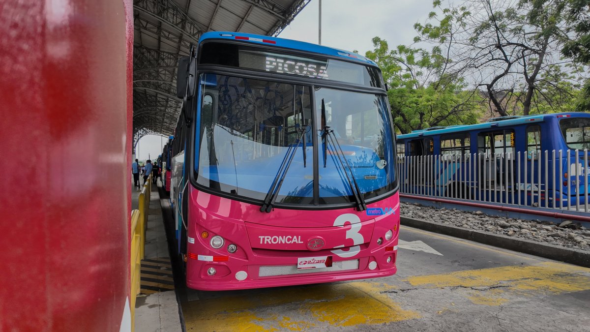 Diez buses nuevos se incorporaron a una de las troncales de la Metrovía.