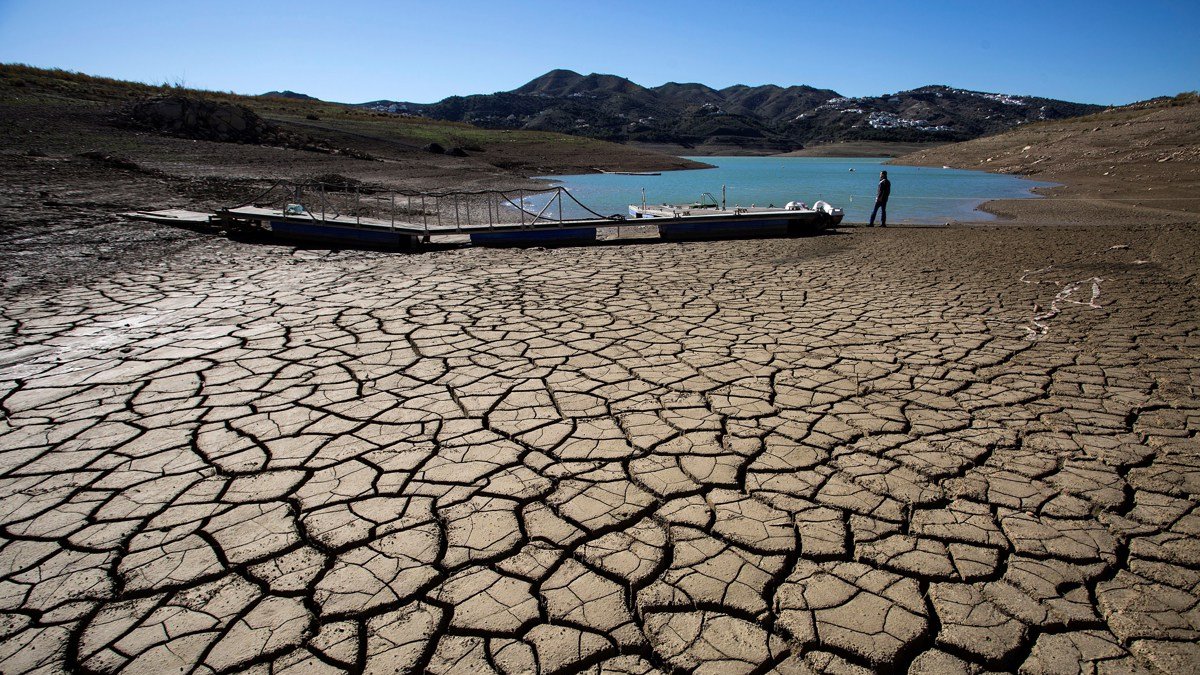Aspecto que presenta el embarcadero del pantano de La Viñuela (Málaga) debido al bajo nivel de agua por la falta de lluvias.
