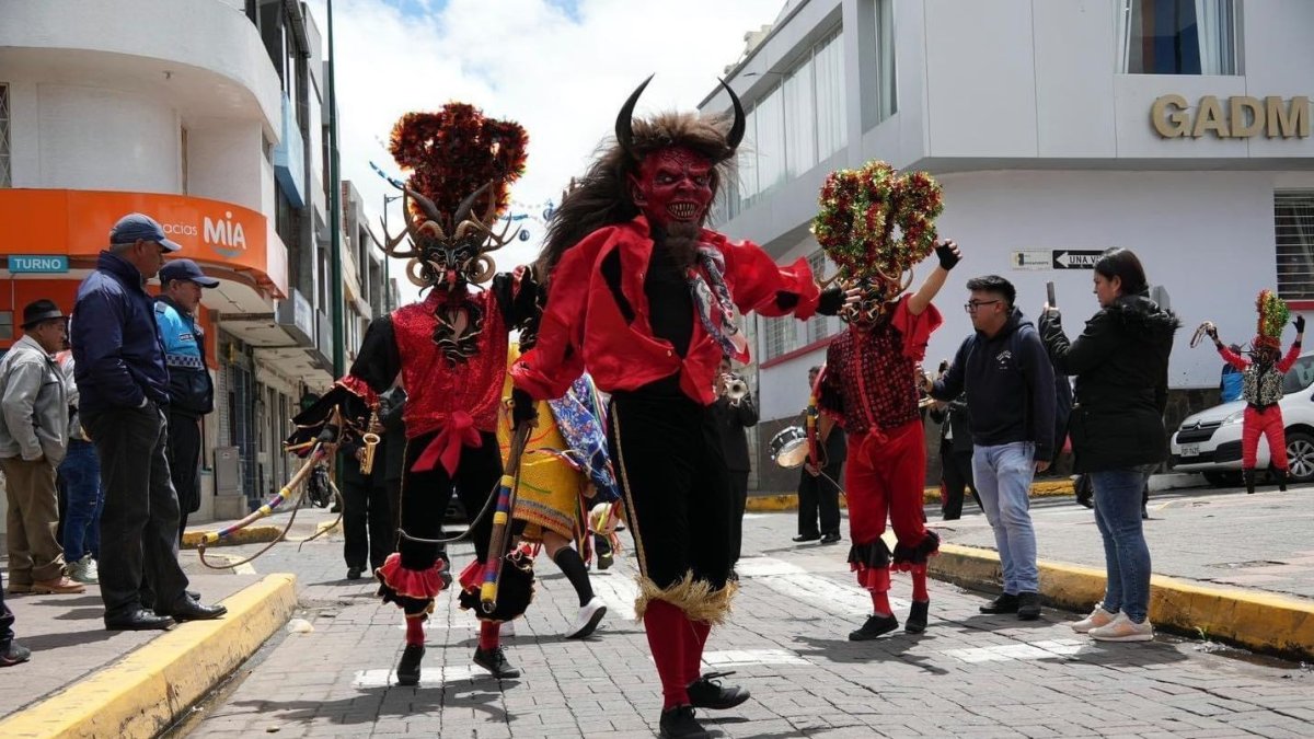 Las familias en Píllaro, Tungurahua, se preparan con meses de antelación para el desfile de los diablos.