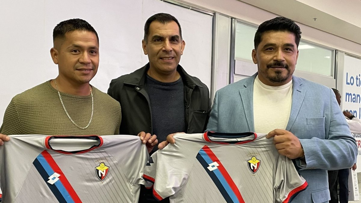 Omar Asad (d) en su llegada al Aeropuerto Internacional Mariscal Sucre, en Quito.