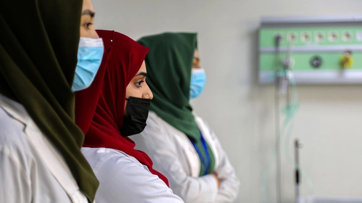 Las estudiantes de enfermería ypartería Tahmina Azami, Shakila Nouri y Madina Azami en un hospital privado en Kabul.