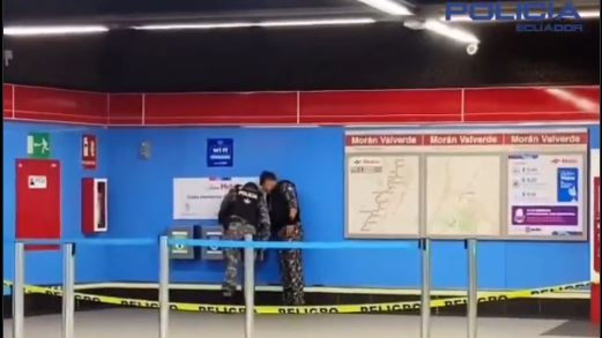 Policías llegaron a la estación del Metro de Quito, Morán Valverde, tras la alerta de una posible amenaza de bomba