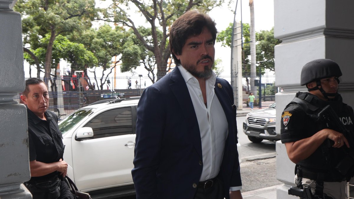 El ministro José De La Gasca ofreció una rueda de prensa en la Gobernación de Guayas.