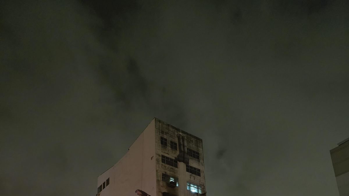 Centro. El incendio se registró en una oficina ubicada en el quinto piso del Edificio Harca, situado en las calles Tulcán y Primero de Mayo.