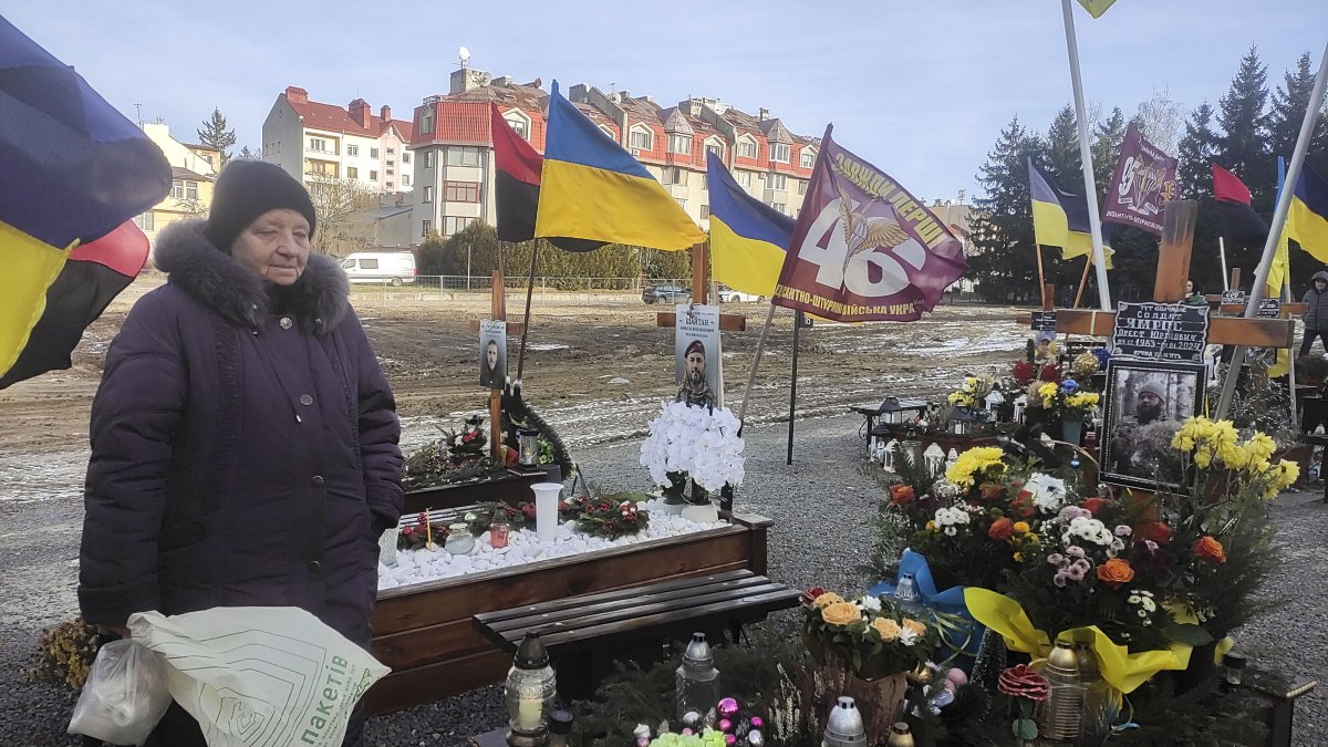 La ucraniana Hanna Yamros visita en el Cementerio Militar de Leópolis la tumba de su hijo, muerto en la guerra.