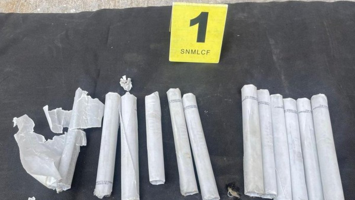 La policía descubrió y neutralizó explosivos en un local comercial de Calderón, norte de Quito.