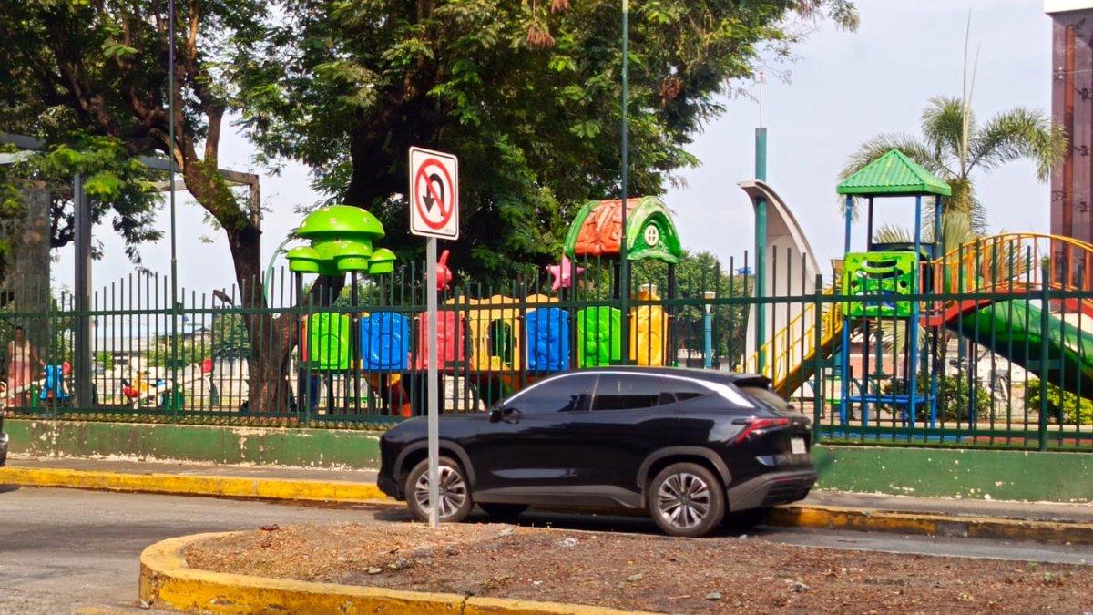 A lo largo de la avenida del Malecón están ubicadas nuevas señales de tránsito.