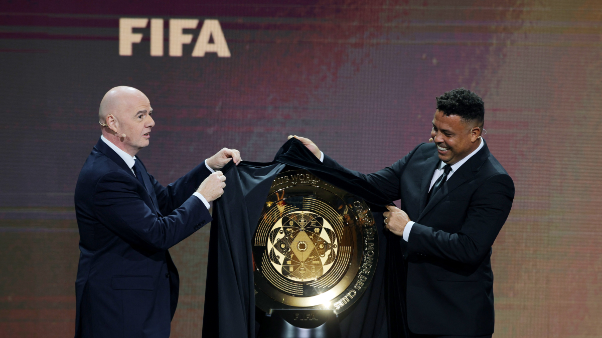 GIanni Infantino (i) junto a Ronaldo en la presentación del Mundial de Clubes 2025