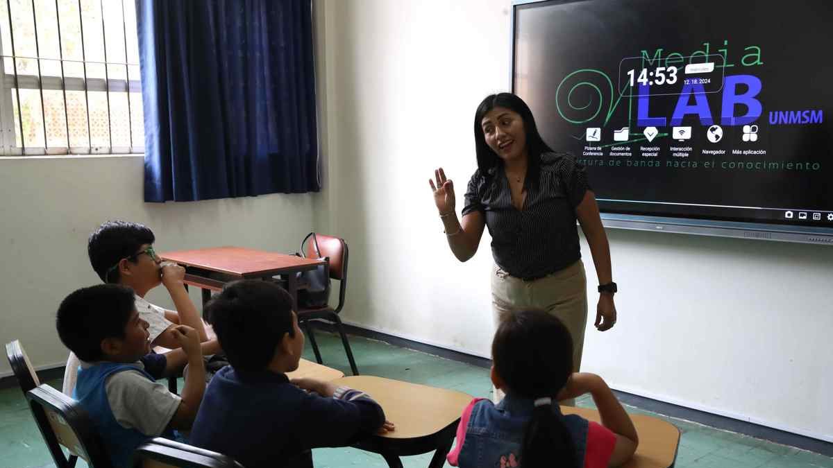 Un grupo de estudiantes durante una clase de quechua del proyecto Rimanakuy.