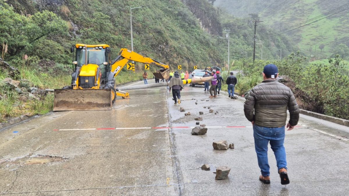 Trabajos de emergencia en la vía Cuenca-Molleturo-El Empalme tras socavón causado por las lluvias.