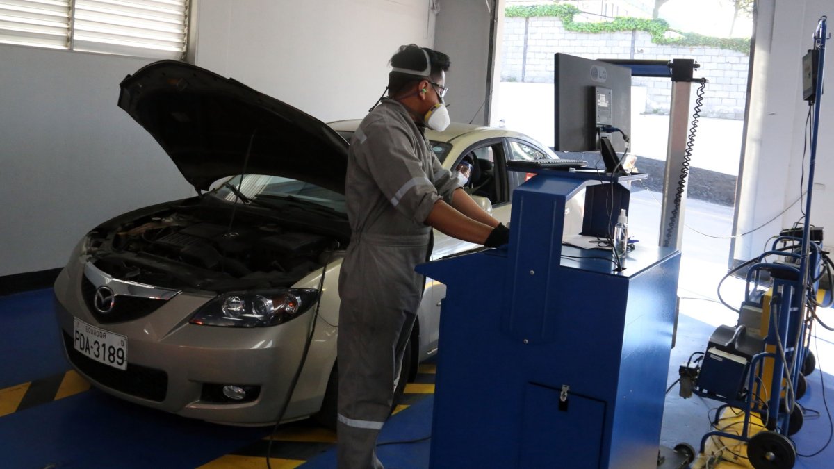 Proceso. La revisión técnica vehicular es obligatorio para circular.
