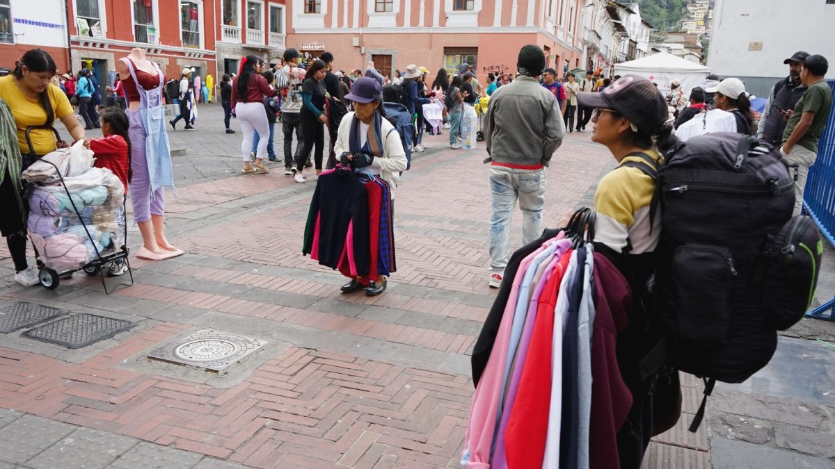 Informalidad. Los vendedores autónomos recorren las calles, ofreciendo sus productos, mientras se enfrentan al clima y los controles municipales.