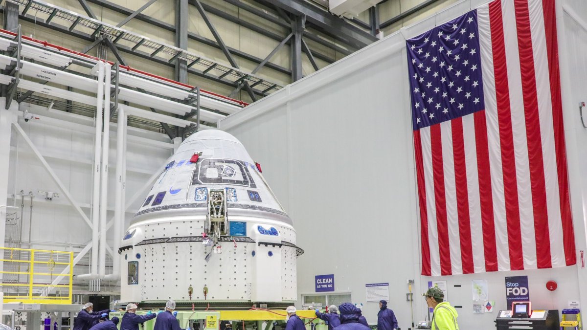 Producción. Un grupo de trabajadores en una obra de la empresa Boeing.
