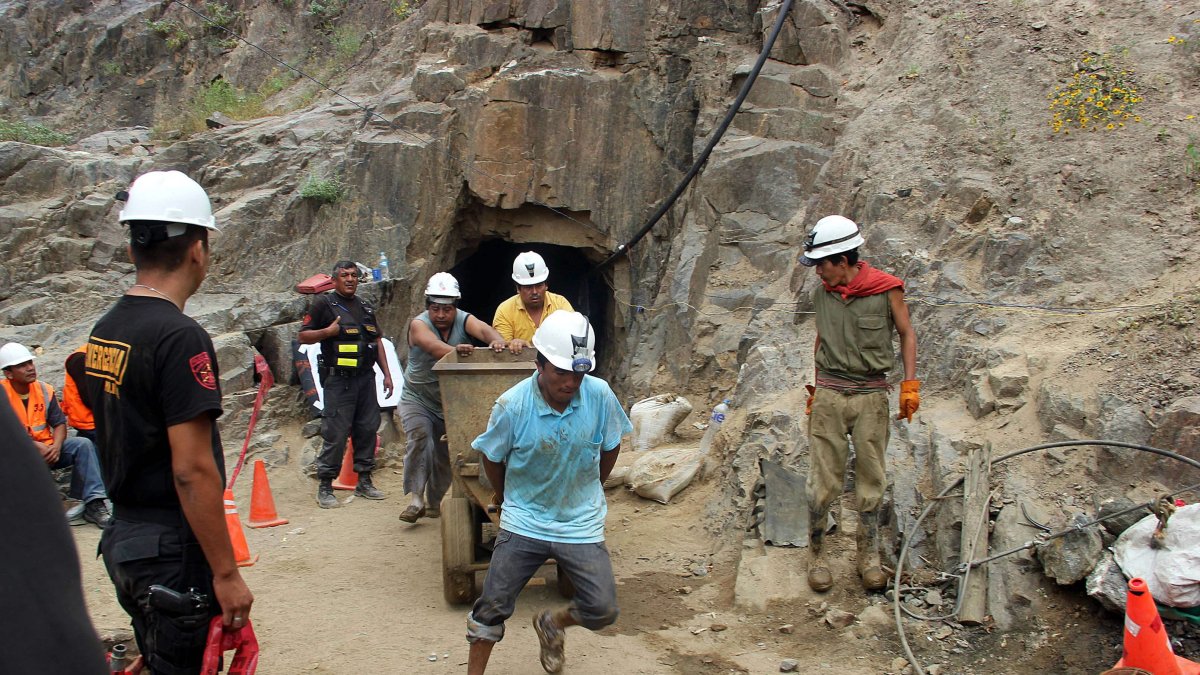 Producción. Un grupo de personas trabajan en una mina en Perú.