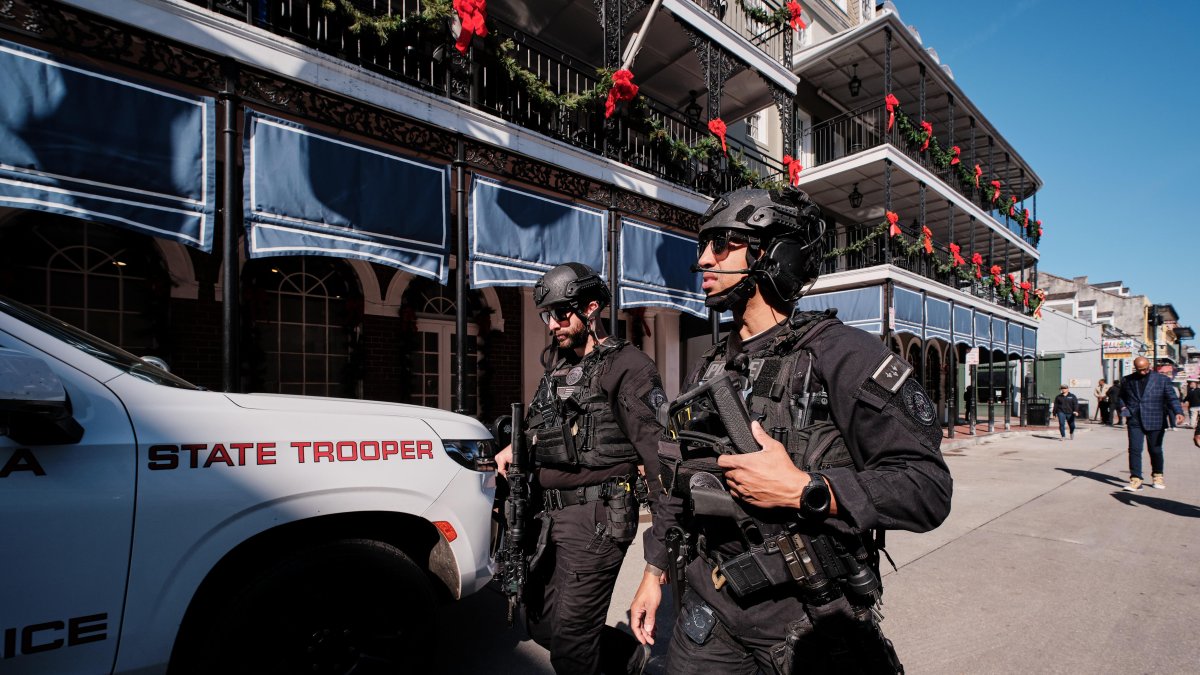 Miembros del Departamento de Policía de Nueva Orleans recorren la calle Bourbon antes de que vuelva a abrirse al público en Nueva Orleans, Luisiana, EE.UU., el 02 de enero de 2025.