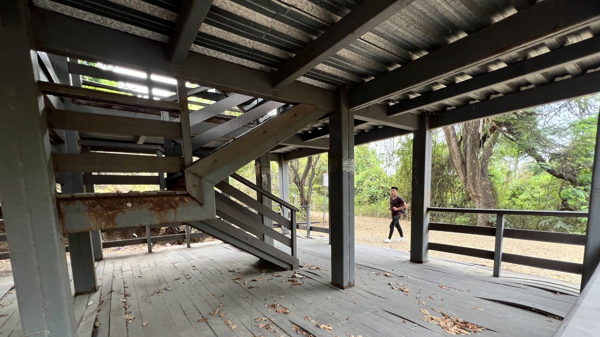 Inmueble. La estructura metálica de las dos torres de avistamiento que tiene la zona de senderos del Parque Samanes están oxidadas; hay elementos que se han soltado y otros que están por desprenderse.